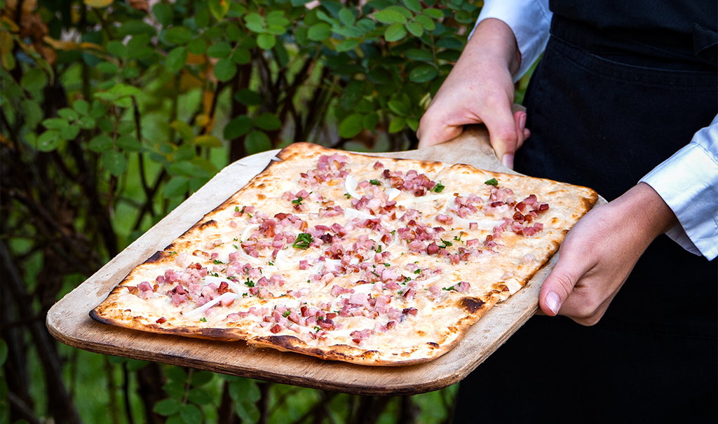 Flammkuchen frisch aus dem Ofen
Elsässer Art