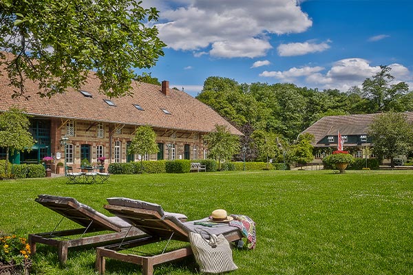 Hotel im Saarland - Linslerhof, Hotelwiese, Sonnenlicht, Übernachtungsangebote