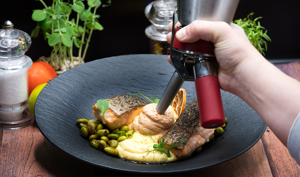 Label Rouge Lachsfilet
an geräuchertem Teriyaki Tomaten Schaum dazu glacierte Edamame und Salbei Polenta