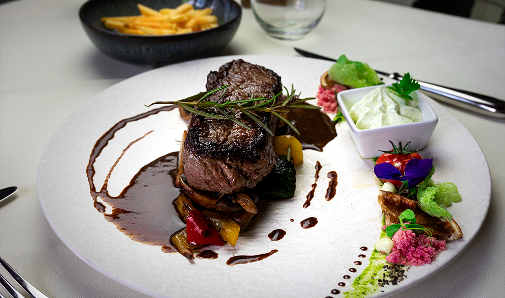 Rumpsteak vom Angus Rind
mit hausgemachter Knoblauch Röstzwiebel Butter, dazu Pommes frites und gegrillte Paprika